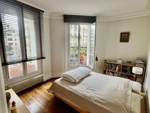 Très rare 4 chambres, situé à deux pas de la mairie du 11ème dans un quartier très prisé.