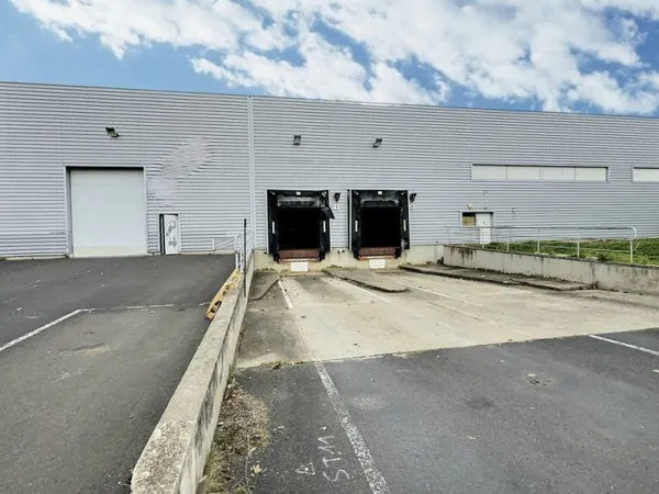 A LOUER ENTREPÔT 1440M2 AVEC BUREAUX 170M2 À CLERMONT-FERRAND 63100