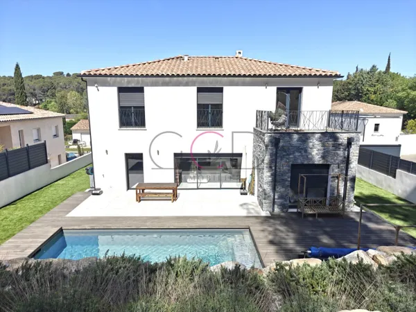 Villa contemporaine 4 chambres lumineuse avec piscine et vue pin