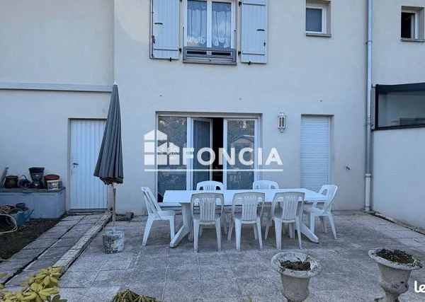 Centre village maison en triplex