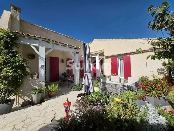 Villa de plain pied en parfait état avec piscine