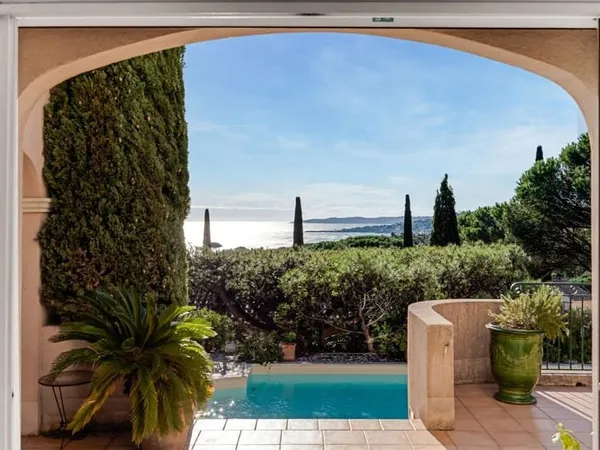 À vendre villa avec piscine et vue mer à Sainte Maxime Golfe d
