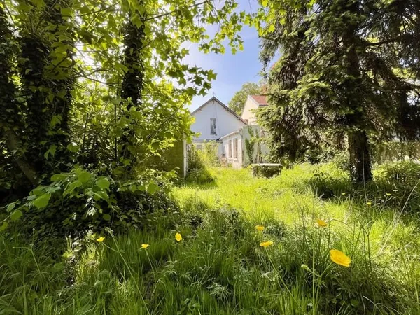 BEAUJOIRE - Maison à rénover avec garage et grand jardin.