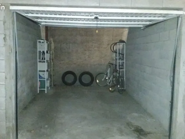 Grand garage 16.5m² avec grenier