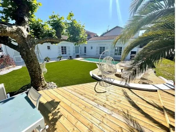 Jolie maison à volumes généreux à Biarritz avec piscine .