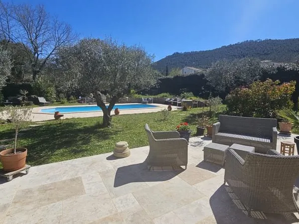 VILLA 6 PIECE AVEC PISCINE GARAGE JARDIN D'HIVER ET CARPORT