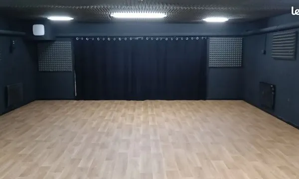 Salle sous-sol 54 m2