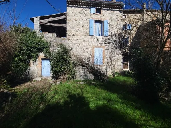 AURELIE WASILKOWSKI DE L'AGENCE REGARD VOUS PROPOSE SUD ARDECHE Belle maison de caractère , dans une