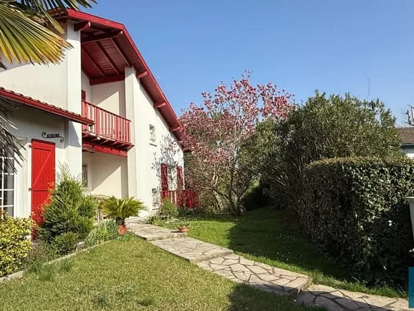 Maison familiale avec T2 indépendant à Urcuit