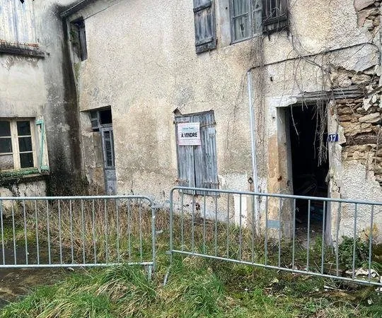 Maison ancienne à rénover au coeur du village de Crézancy