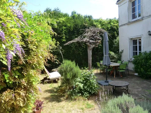 Maison dans le bourg de Villevêque - rue Jean de Rely