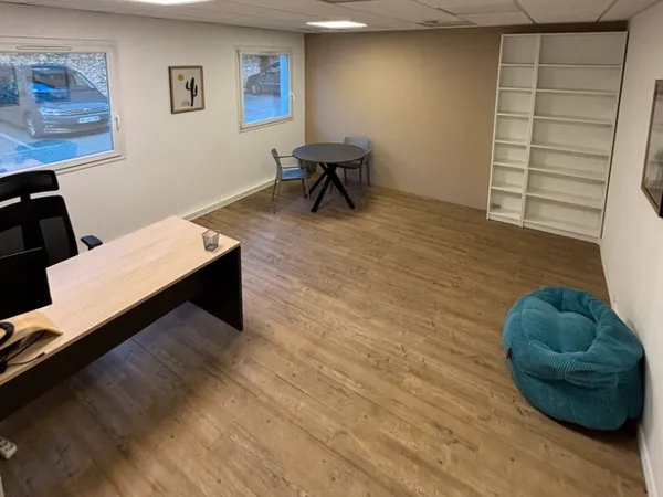 Bureau 22 m² - Gémenos - Parking - Accès indépendant