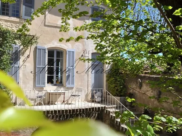 Près dAvignon, maison de maître 19e avec vue panoramique et bas