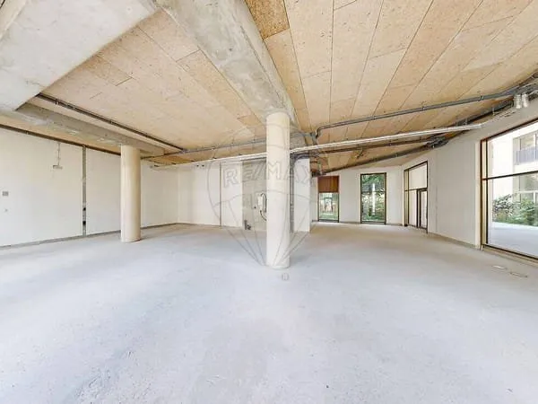 Local commercial 8 pièces 155 m²