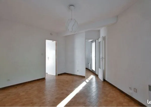 T2 lumineux avec double balcon et garage
