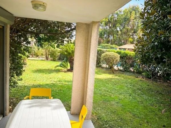 2 pièces rez-de-jardin proche plages Résidence avec piscine et parking