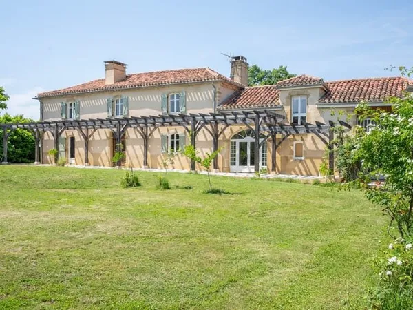 Maison De Campagne Avec Charmante Cour Interieure