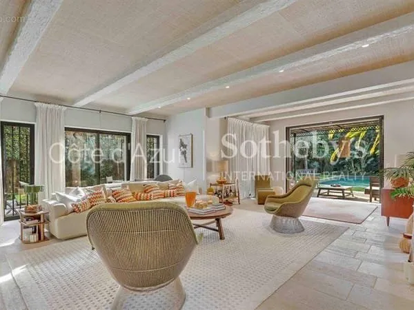 Saint-Tropez villa contemporaine avec piscine à quelques pas du centre du village