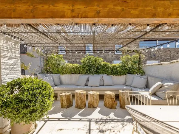 Maison de village rénovée avec terrasse exceptionnelle et garage