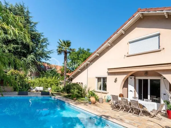 Maison avec piscine proche la soie