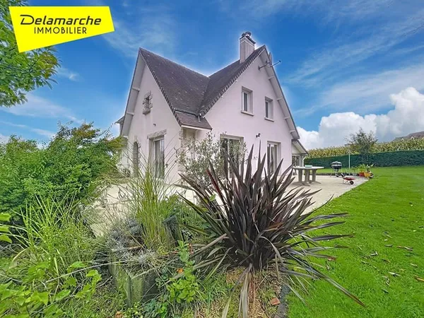 Maison de huit pièces sur sous sol et cour goudronée avec terrain autour à 5 minutes de Saint Hilair