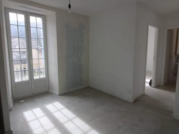 IMMEUBLE 8 appartements , 2 garages, un local pour 580 m2.