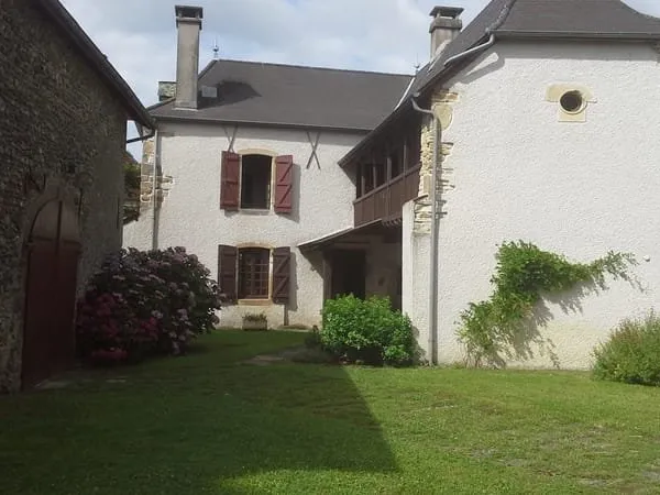 Charmante Ensemble Béarnais du Village Avec Dépendance et Jard