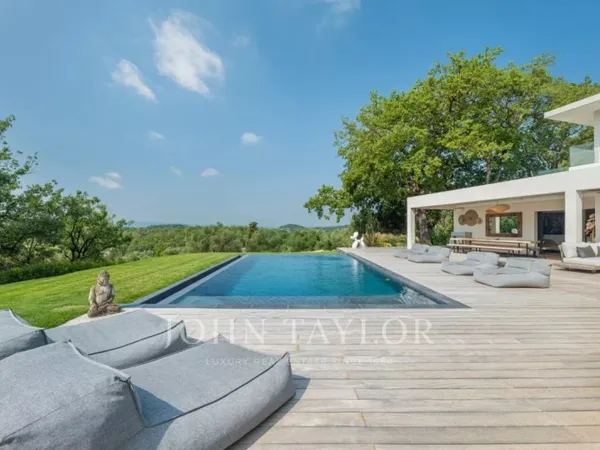 Villa contemporaine moderne dans un domaine sécurisé