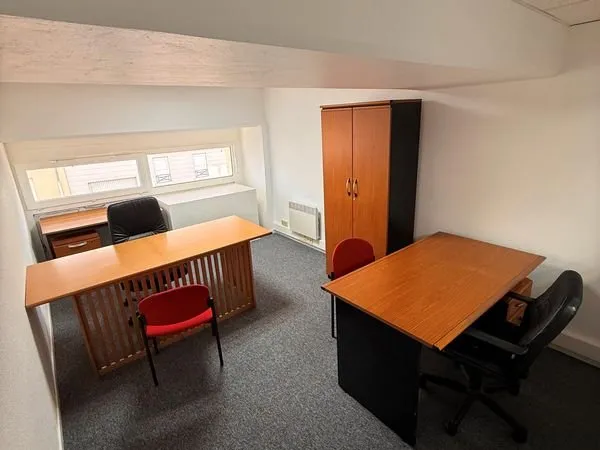 Bureaux à louer 14m² ou 11m² tout équipés. Idéalement situés