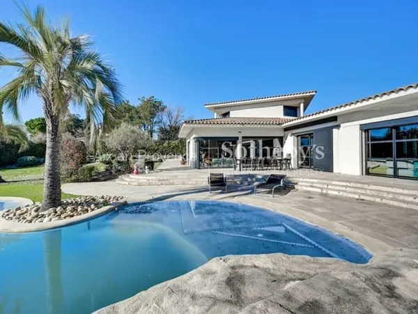 CABRIES - VILLA CONTEMPORAINE - 330M2 - PISCINE - GARAGE - 4000M2 - 4 CHAMBRES