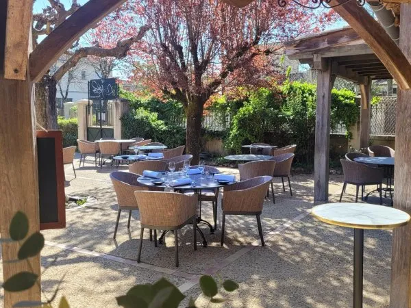 Fond de commerce restaurant situé dans un village médiéval très touristique à 15 minutes de Bergerac