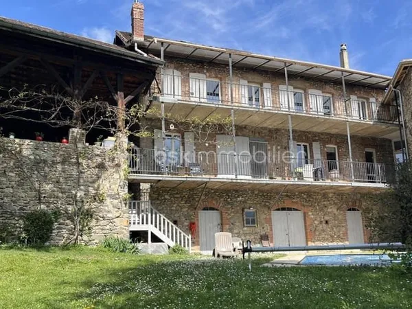 Maison divisée en 2 appartements - Fort potentiel - Centre de Rives