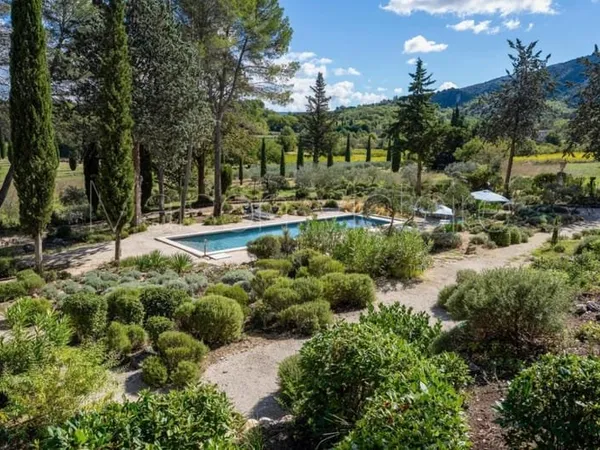Propriété rurale de style bastide avec piscine et belles vues.