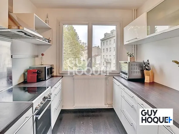 --APPARTEMENT TRAVERSANT 4 PIECES 99 m² PROCHE MONTCHAT ET FUTUR TRAM T6- VUE DEGAGEE AVEC BALCON