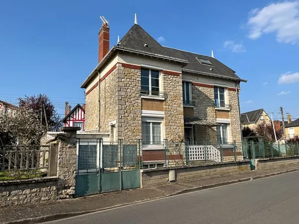 Maison bourgeoise 6 piecs 4 ch avec sous-sol, garage et jardin clos.