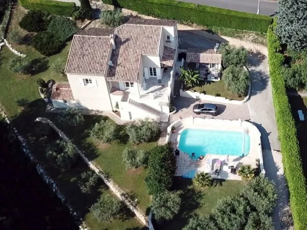 Villa d'exception de 135 M2, sur un terrain de 1700 M2 avec oliveraie et piscine
