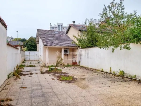 A VENDRE MAISON DE VILLE + DEPENDANCE 1 STUDIO-VILLEURBANNE