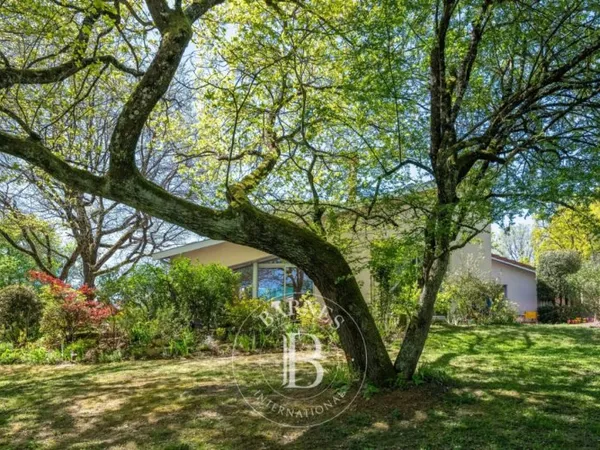 Proche tennis à Charbonnières - parcelle 2000m² - maison 230m² -