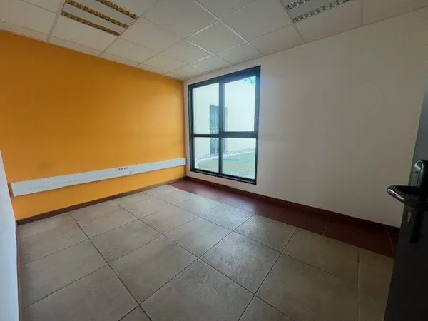 BUREAU DE 58 m² Saint-Denis