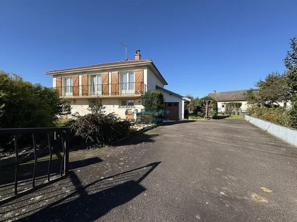 Maison sur sous sol de 122m2 habitable avec Garage et Dépendance sur 6a66ca de terrain clos à FROIDE