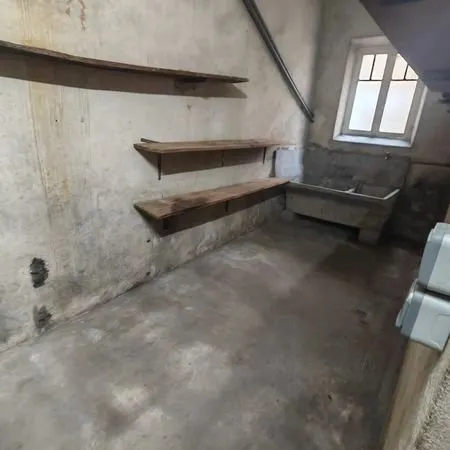 Cave 10 M2 située au centre ville avec parking proche