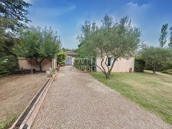 Le Val. À pied du village en bout d'impasse au calme . Villa + gîte