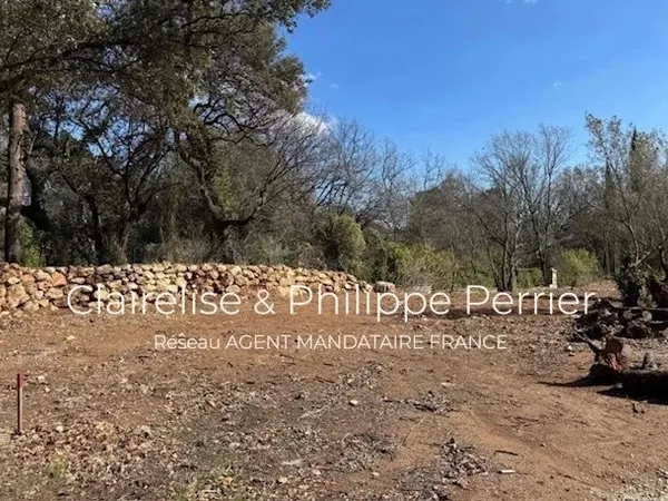 TERRAIN CONSTRUCTIBLE viabilisé à proximité de LORGUES
