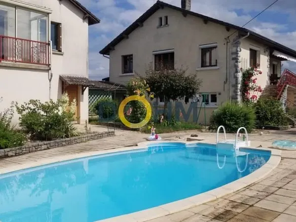 Maison isolé avec garage et appartement sur 8000 m2 de terra