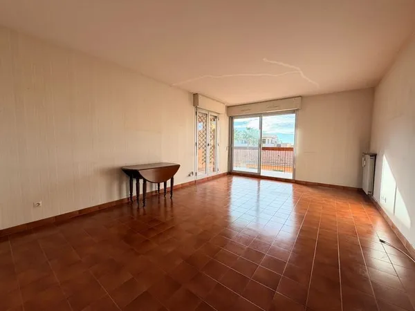 Menton Garavan Appartement 3 pièces 74,26 m2 à rénover. Te