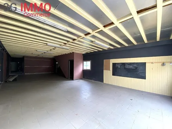 Local 1 pièce 380 m²