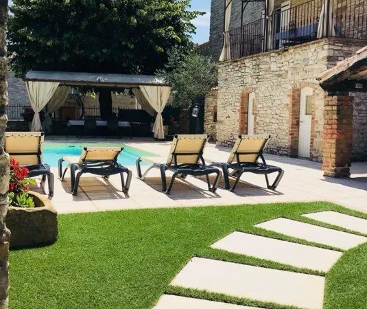 Maison en pierre au coeur du village - raffinement, authenticité et haut potentiel