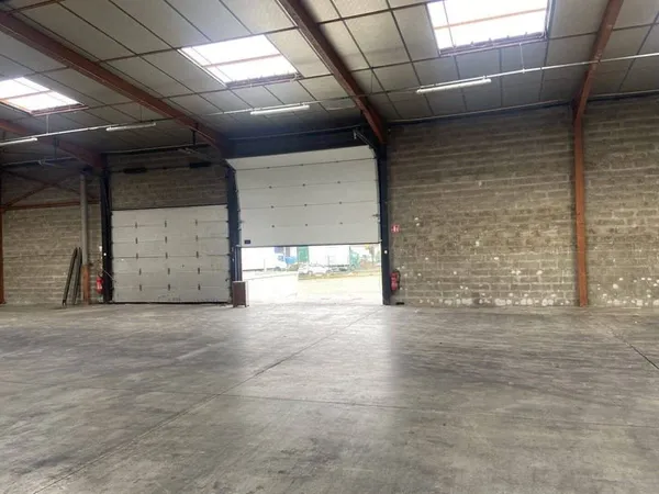 Entrepôt 300 m²