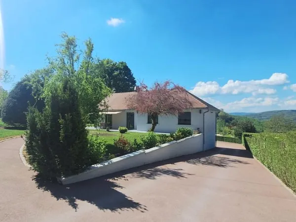 Propriété de 172m2 avec jardin, piscine creusée et vue dégagée.