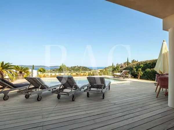 Cavalaire-sur-Mer, magnifique villa entièrement rénovée avec vue mer panoramique.